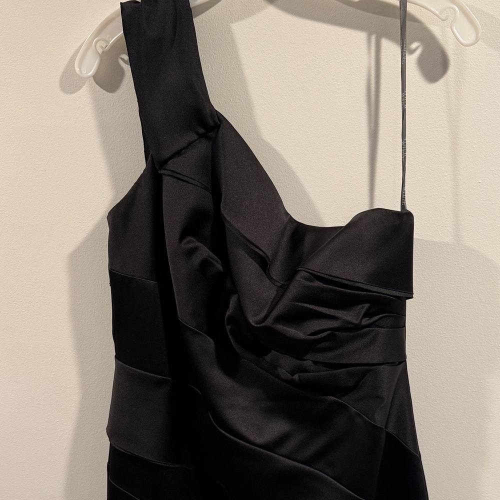 Elegant Black One-Shoulder Dress - Picture 2 of 4